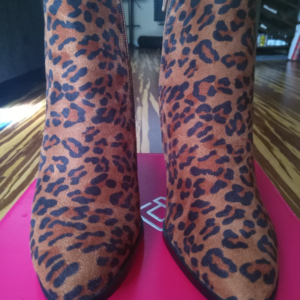 Dream Pair's,  Leopard Suede booties. Inner zipped. Brand new. Never worn 8.5